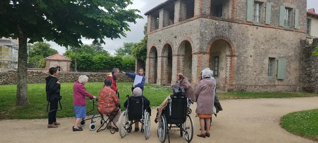 Résidents se promenant dans les jardins paysagers du domaine de La Garenne Lemot