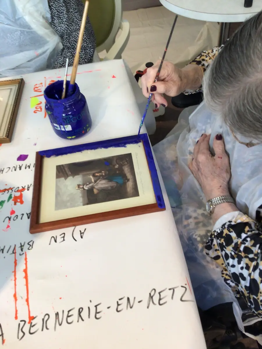 Résident participant à un atelier créatif du projet Terminato